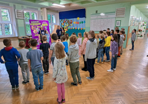 Uczniowie klas I-III na zajęciach tanecznych