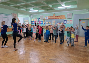 Uczniowie klas I-III na zajęciach tanecznych