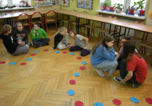 Uczniowie 4 klasy podczas gry