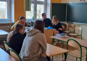 Uczniowie XV LO w Łodzi przedstawiają ofertę szkoły