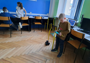 W klasie informatycznej uczeń steruje robotem CUE