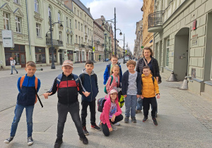 Uczniowie klasy drugiej na ulicy Piotrkowskiej