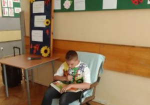 Uczeń klasy VII czyta podczas przerwy