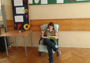 Uczennica klasy VII czyta podczas przerwy