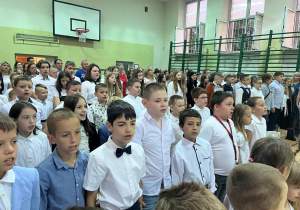 Uczniowie szkoły podczas hymnu.