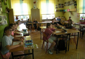 Uczniowie klasy IV podczas pracy
