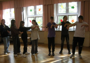 Tańczą uczniowie klasy VII
