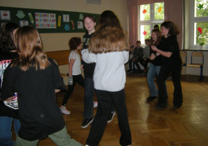 Tańczą uczennice klasy VIII.