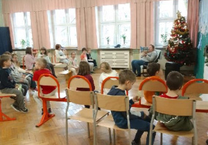 Uczniowie klas I-III podczas świątecznego czytania