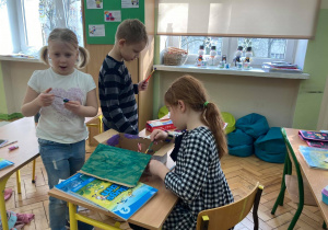 Uczniowie wykonują prace plastyczne związane z przeczytana lekturą