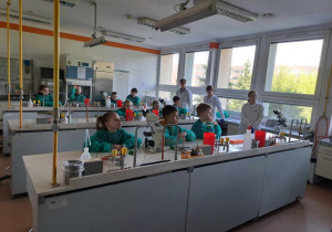 Uczniowie w laboratorium przy stanowiskach