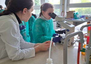 Uczennica obserwująca próbki pod mikroskopem