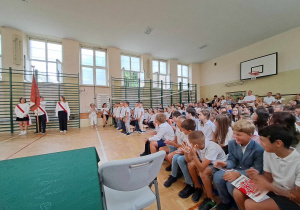 Uczniowie podczas uroczystości rozpoczęcia roku szkolnego