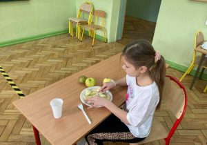 Uczniowie uczą się zdrowych nawyków żywieniowych