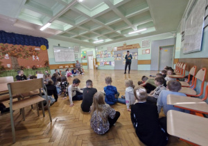 Uczniowie klas I - III podczas prezentacji ,,Dnia Ziemniaka"