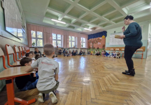 Uczniowie klas I - III podczas prezentacji ,,Dnia Ziemniaka"