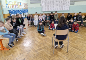 Uczniowie klas I-III podczas obchodów Dnia Kubusia Puchatka