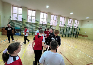 Uczniowie otrzymują prezenty od Łódzkiego Klubu Sportowego