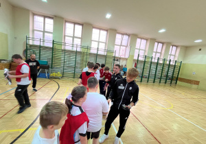 Uczniowie otrzymują prezenty od Łódzkiego Klubu Sportowego