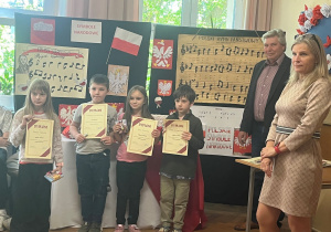 Pan dyrektor i pani Małgorzata Śliwińska i uczniowie klas I-III, którzy otrzymali nagrody za 1,2,3 miejsce.