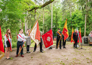 Uczniowie klasy ósmej ze sztandarem szkoły uczestniczą w uroczystości Bohaterów Rewolucji 1905 r. Wraz ze strażą miejską znajdują się w pobliskim Parku im .Józefa Piłsudskiego przy pomnikach bohaterów.
