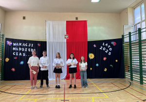 Najlepsza uczennica kl. VII wraz wychowawcą oraz uczniowie, którzy otrzymali dyplomy za udział w konkursie Olimpus