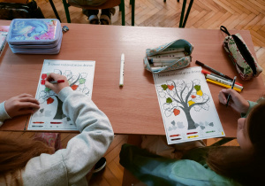 Jesienne karty pracy z tabliczki mnożenia wykonywane przez uczniów na matematyce