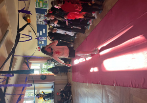 Uczennica z klasy trzeciej prezentuje swój straszny strój - zakrwawiona dziewczynka