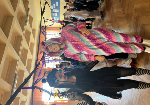 Zabawa taneczna strasznych, upiorów, duchów innych strasznych postaci