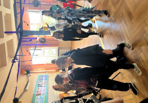 Zabawa taneczna strasznych, upiorów, duchów innych strasznych postaci