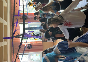 Zabawa taneczna strasznych, upiorów, duchów innych strasznych postaci