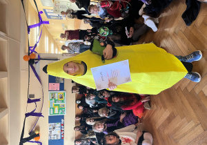 Zwycięzca z klas I-III na najstraszniejszy strój - Makar klasa III przebrany za banana