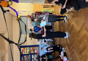 Zwycięzca z klas IV-VIII odbiera dyplom oraz nagrodę