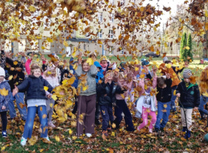 Jesienne zabawy w ogrodzie klasy I i III