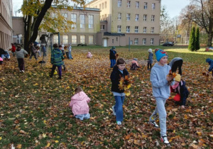 Uczniowie z klasy I i III zbierają dary jesieni. Każdy uczeń zbiera kolorowe listki, które wykorzysta do jesiennych zabaw w ogrodzie szkolnym.