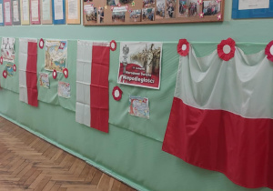 Korytarz pierwszego piętra ubrany w barwy narodowe -polskie flagi i kotyliony