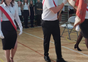 Wprowadzenie sztandaru szkoły do uroczystości z okazji Święta Niepodległości