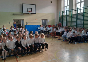 Zebrani uczniowie naszej szkoły na sali gimnastycznej. Oczekują na przedstawienie
