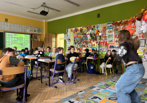 Prowadząca wykonuje taniec a nasi uczniowie przyglądają się uważnie i na koniec rozpoznają jakie emocje towarzyszą tancerce.