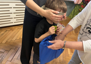 Konkurs, uczeń losuje przedmiot z worka, ma zasłonięte oczy i musi odganąć co to jest?.