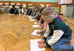 Konkurs - uczniowie mają za zadanie narysować misia, ale trudność polega na tym, że mają zasłonięte oczy.