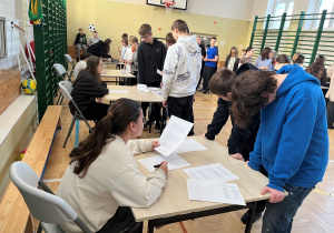 Klasy V-VIII podczas wróżb andrzejkowych. Podchodzą i sprawdzają swoją przyszłość ;) Oczywiście to dobra zabawa, wszystkie informacje traktowane są z przymróżeniem oka.