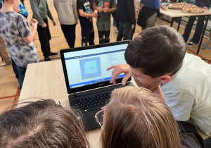 Stanowisko z wirtualnym laniem wosku. Uczeń zastanawia się co tam się ukazało.