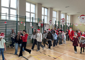 Mikołaj i uczniowie naszej szkoły tańczą w rytm belgijki.