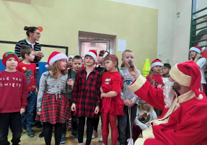 Klasa I z dużym zaangażowaniem wykonuje dla Mikołaja piosenkę.