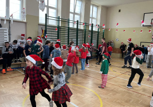Zabawa podczas dyskoteki - tańce, pląsy i szczęście na twarzach ucznió.