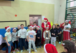 Klasa III też chce udowodnić Mikołajowi, że świetnie śpiewa świąteczne piosenki.