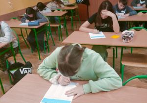Uczniowie rozwiązujący test z tabliczki mnożenia na czas