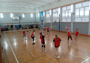 Dziewczęta podczas gry na sali w Szkole Podstawowej nr 56 w Łodzi