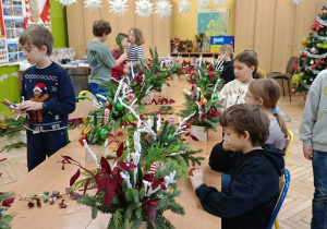 Uczniowie klasy trzeciej podczas świątecznych warsztatów świątecznych tworzenia stroików